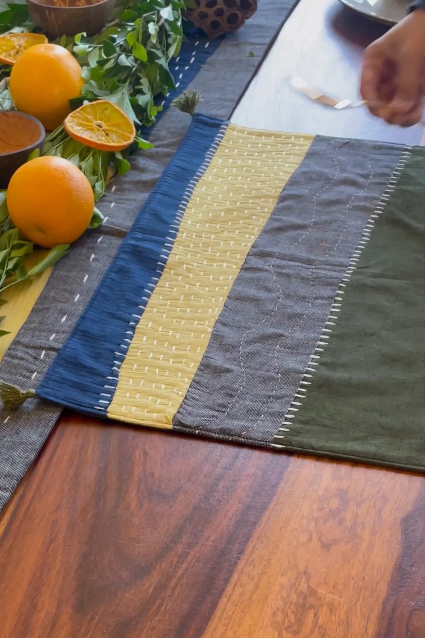 Olive Waves Table Linen Set (Set of 1 Table Runner and 4 Mats)