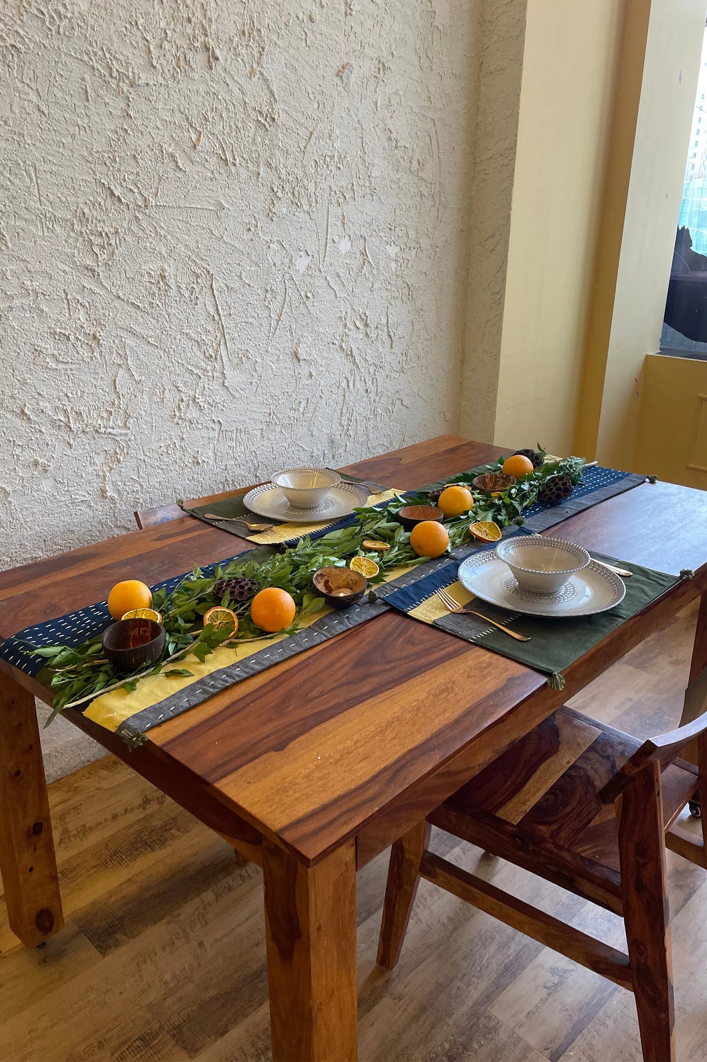 Olive Waves Table Linen Set (Set of 1 Table Runner and 4 Mats)